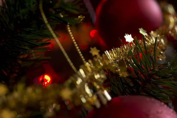 Árbol de Navidad decorado y una vista cercana de oro brillante t — Foto de Stock