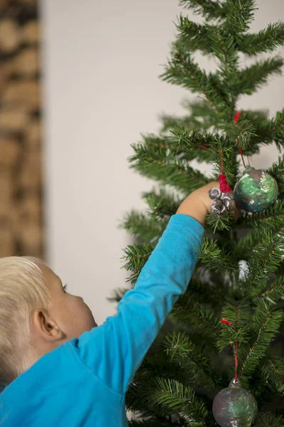 Junge schmückt Weihnachtsbaum — Stockfoto