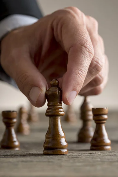 Hombre jugando ajedrez moviendo pieza reina negro — Foto de Stock