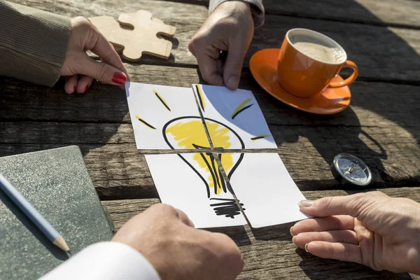 Gloeilamp op een rustieke houten tafel buiten in de zon — Stockfoto