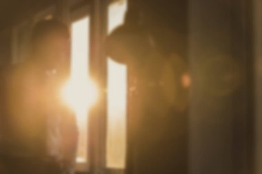 Bulanık işadamı pencereden bakıyor