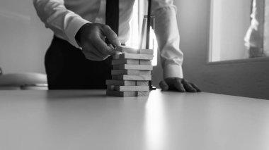 Ahşap yığılmış bloklar bir kule inşa işadamı