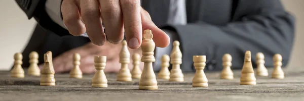 Satranç oynayan bir işadamı geniş kırpılmış görüntü — Stok fotoğraf
