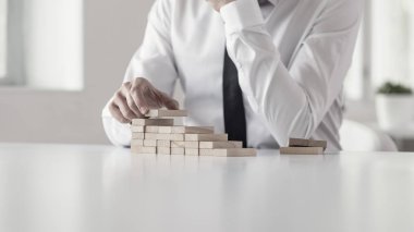 Bir staircas tahta mandal düzenlenmesi işadamı görüntüsünü tonda