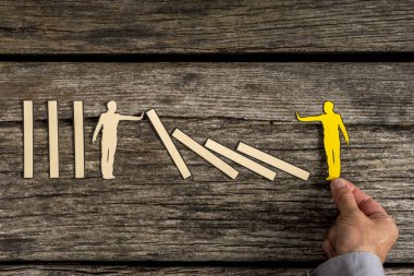 Siluet kesme düşmüş blok tutan bir adam