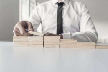 Küçük duvar ya da merdiven inşa Beyaz tişörtlü adam