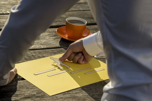 Presentazione creativa di un uomo che sale le scale — Foto Stock