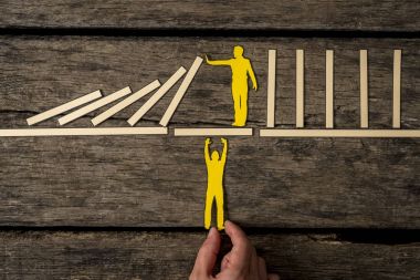 Sarı kağıt kesik bir çizgi Domino düşmesini önler