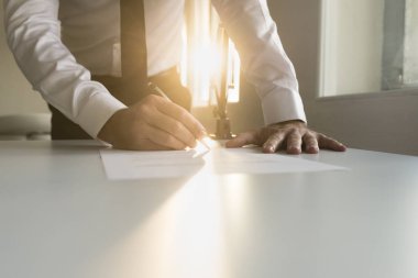 Beyaz gömlek ve siyah kravat ofisinde ayakta işadamı 