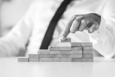 Bir grafik veya başarı merdiveni bina işadamı