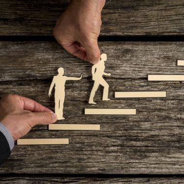 İş ekip çalışması kavramı iki iş adamları s elleriyle