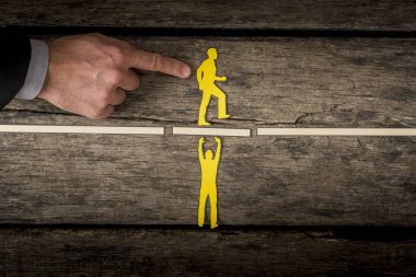 Adam beyaz blok üzerine küçük sarı rakam iterek