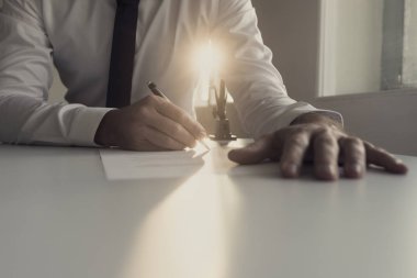 İşadamı Beyaz gömlekli belge arkadan aydınlatmalı bir şaft o tarafından imzalama
