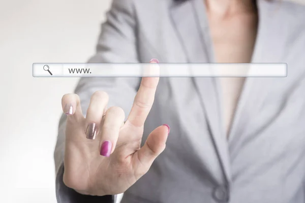 Mano femminile che tocca una barra di navigazione del sito Web — Foto Stock