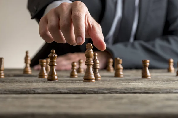 Geschäftsmann im Businessanzug beim Schachspiel — Stockfoto