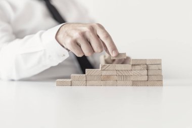 Adımlar ahşap p inşa işadamı görünümünü açık portre