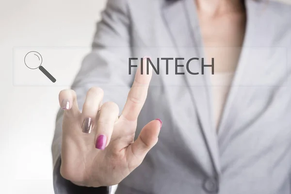 Unbekannte Frau tippt Fintech auf Bildschirm — Stockfoto