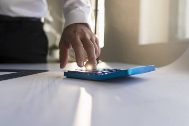 El ile Hesap makinesinde çalışan iş adamı