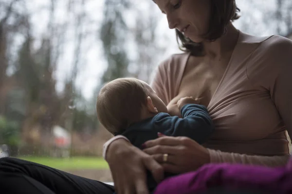 Ung mamma ammar sin lilla bebis — Stockfoto