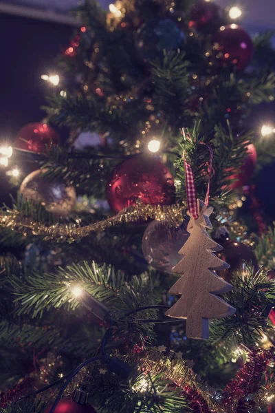 Luzes cintilantes e decorações em uma árvore de Natal — Fotografia de Stock
