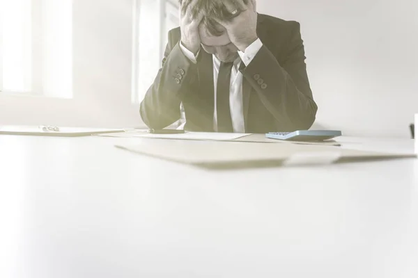 Verzweifelter Geschäftsmann mit dem Kopf in den Händen — Stockfoto