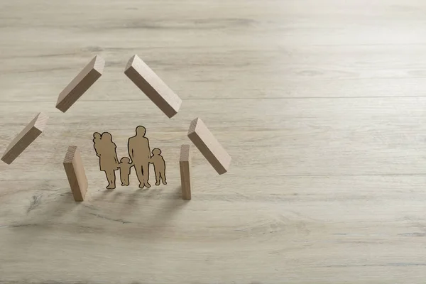 Concept immobilier avec une découpe d'une famille à l'intérieur de la forme — Photo