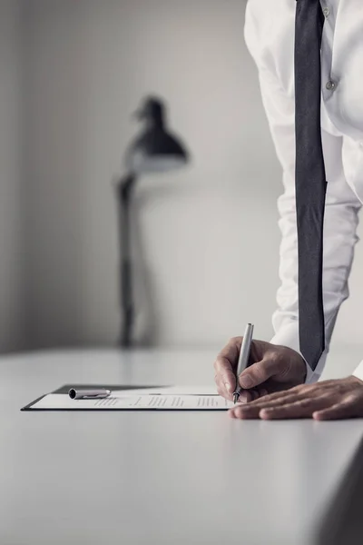 Επιχειρηματίας με πένα, έτοιμος να βάλει μια υπογραφή σε έγγραφα — Φωτογραφία Αρχείου