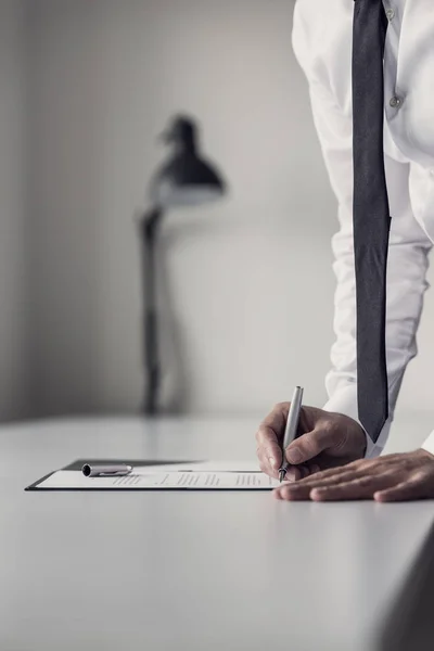 Zakenman met vulpen klaar om een handtekening op docume — Stockfoto