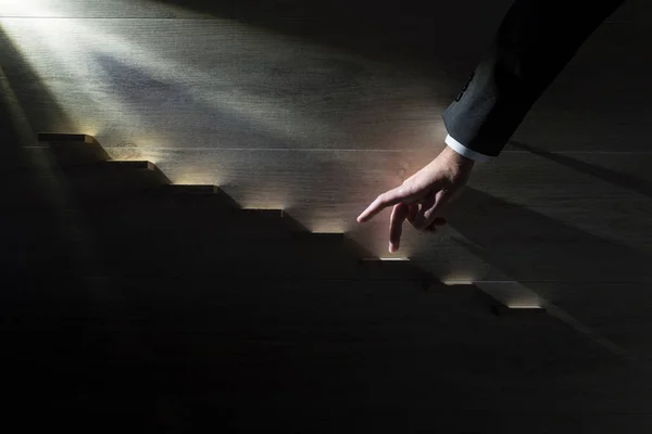 Бизнесмен идет пальцами вверх по деревянным ступенькам к тишине — стоковое фото