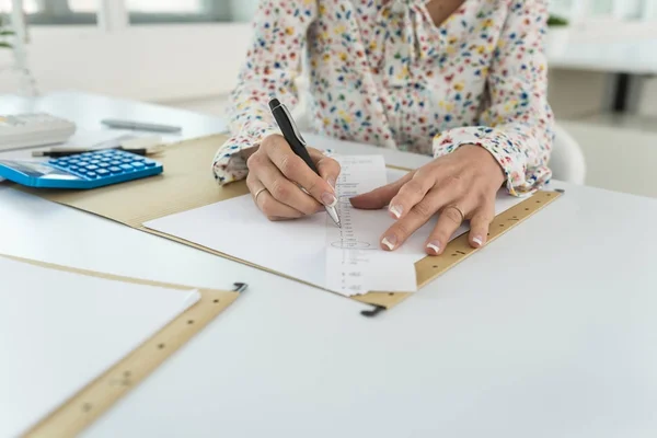 영수증을 출력에 쓰는 숫자를 요약 하는 회계사 — 스톡 사진