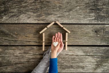 Genç çocuk ve babası bir ev için onların aşk gösteren bir