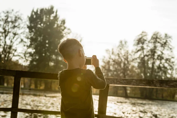 小男孩在后方风景拍摄湖 — 图库照片