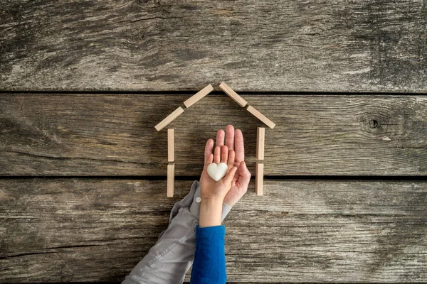 Jeune enfant et son père indiquant leur amour pour une maison dans un — Photo