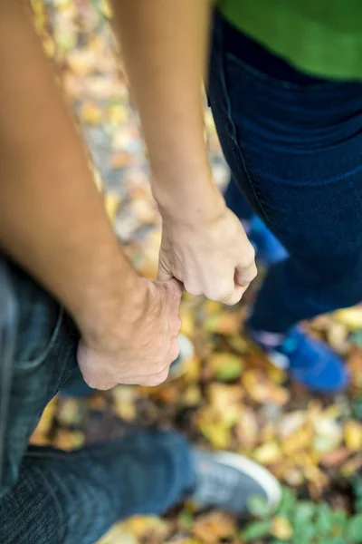 Erkek ve kadın ile birlikte bağlantılı parmak yürüme — Stok fotoğraf