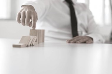 İş adamı durdurma düşen blokların yandan görünümü kadar kapatın