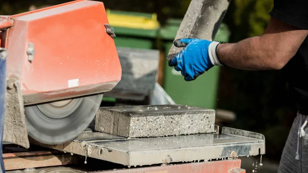 Empreiteiro de construção trabalhando com um bloco de concreto e um ângulo g — Fotografia de Stock