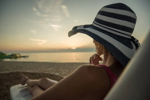 Mujer soltera mirando el atardecer sentada en una silla — Foto de Stock