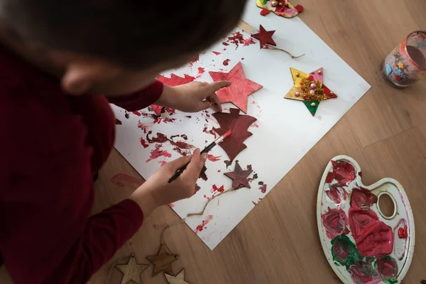 Criança pintura decorações de madeira vermelho — Fotografia de Stock