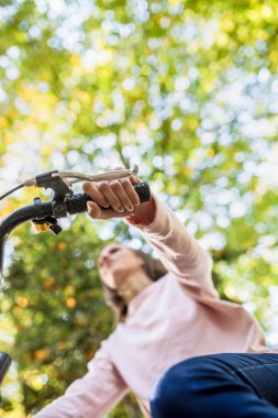 Kadın elini de odak aşağıdan görüntülendi bir bisiklet sürme
