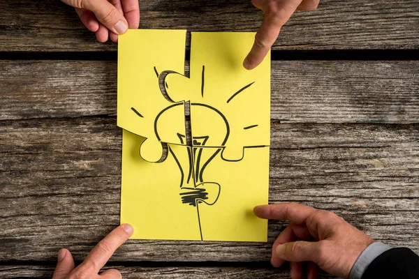 Imagem de uma lâmpada conceitual de brainstorming ou trabalho em equipe — Fotografia de Stock