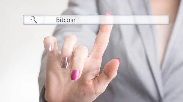 Mano femminile toccare una barra di ricerca web con la parola Bitcoin — Foto Stock