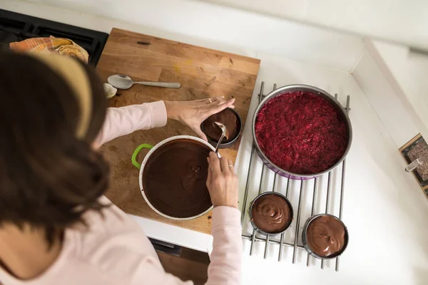 Chef ou cozinheiro fazendo um molho de chocolate — Fotografia de Stock