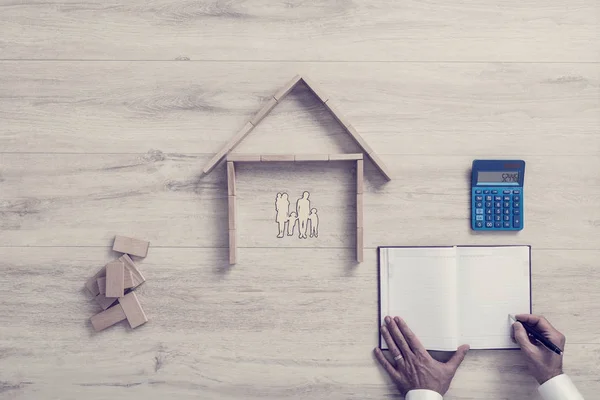 Unternehmer berechnet die Kosten für ein Wohnhaus, während w — Stockfoto