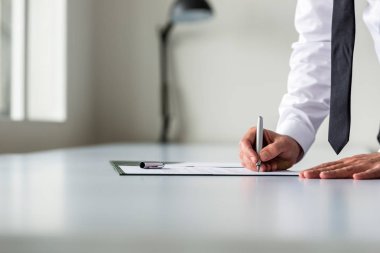 Sözleşme veya Abonelik Formu imzalama Beyaz tişörtlü adam