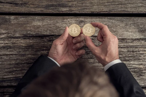 Handen van een zakenman die spelen met bitcoins — Stockfoto