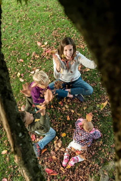 Eccitato entusiasta giovane madre — Foto Stock