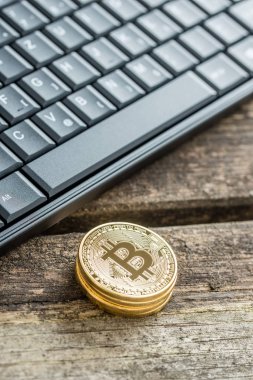 Altın Bitcoin sikke siyah Pc klavye yakınındaki yüksek açılı görünüş