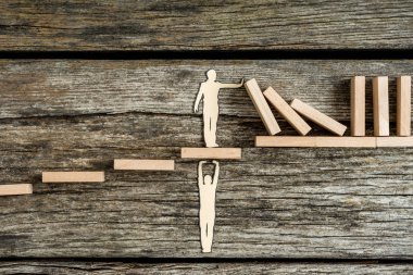 Kavramsal kağıt adam diğer desteği ile yardım