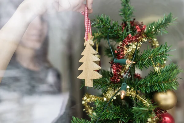 Nő szállt karácsonyi dísz otthon tartja a fa tre — Stock Fotó