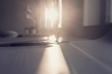 Bri bir kiriş ofis masasında Kalem, cetvel ve plan